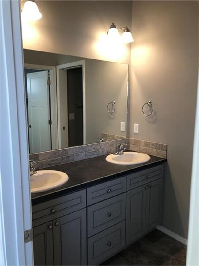 Building Photo - Beautiful 3 bedroom 2 bath house in Bozeman with a fenced yard