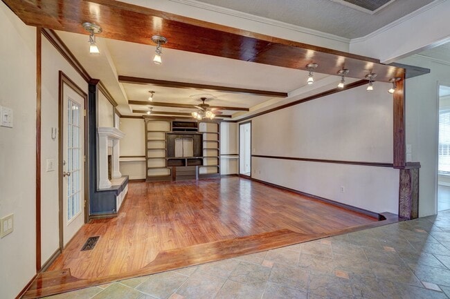 Building Photo - 4 bed 3 bath home!