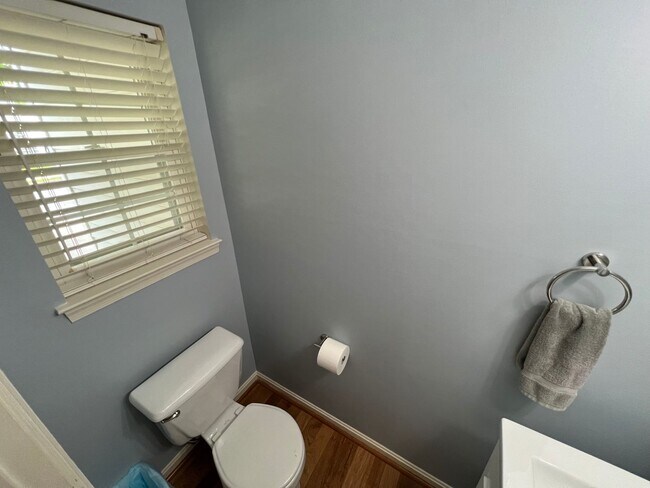 Building Photo - Impressive 4 Bedroom 3.5 Single-Family Hom...