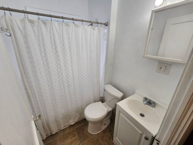 Building Photo - 8006 Laumar Ave