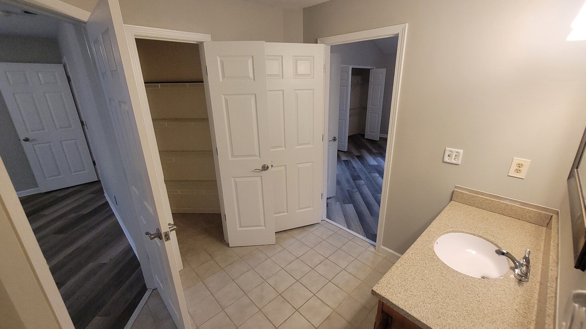 Building Photo - 615 Hilltop Ter