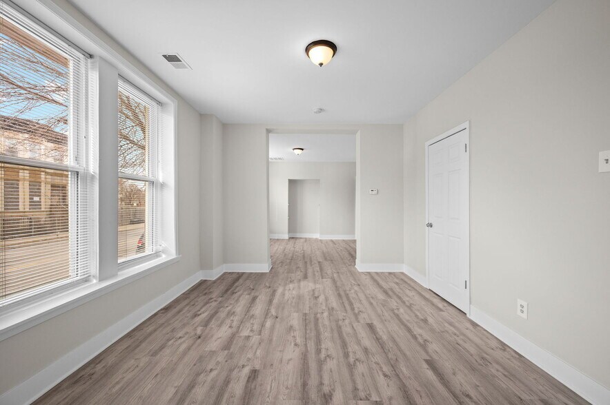 Living/Dining Room - 2756 W Monroe St