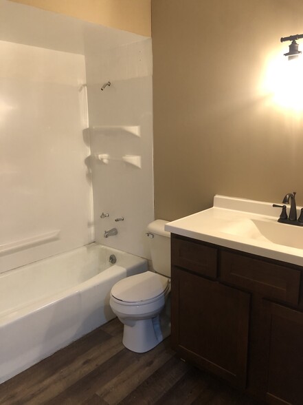 Bath - Tub/Shower - 3207 N Peoria Ave