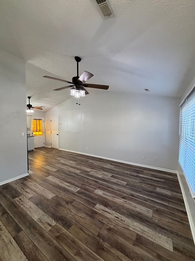 Building Photo - 3 Bedroom Home with Modern Updates & Small town Serenity!