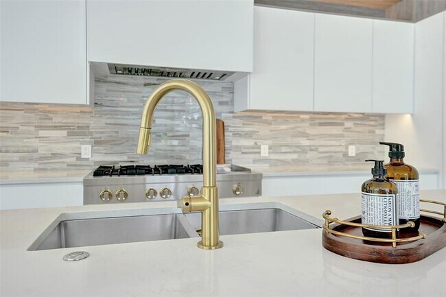 Building Photo - 1111 SE 9th Ave