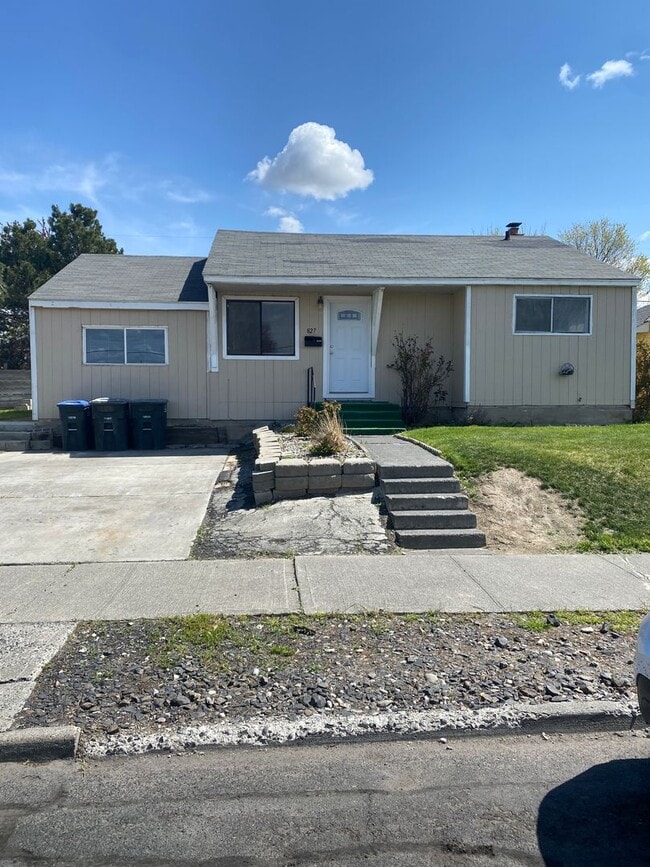Primary Photo - Updated Home for Rent!