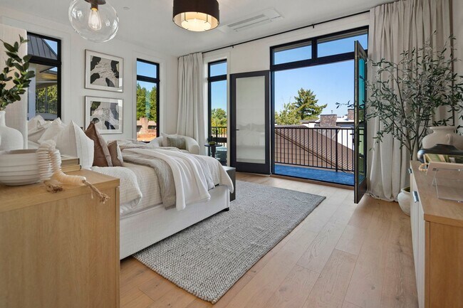 Building Photo - Skyview Townhome: Luxury Living in Lake Oswego's Premier First Addition Neighborhood