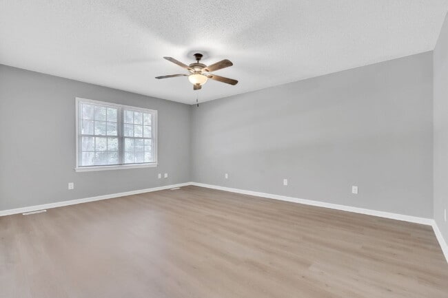 Building Photo - Discover Comfort and Convenience! Prime Bo...