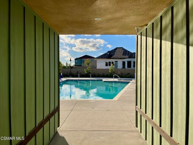 Building Photo - 779 Edward Scholle Dr