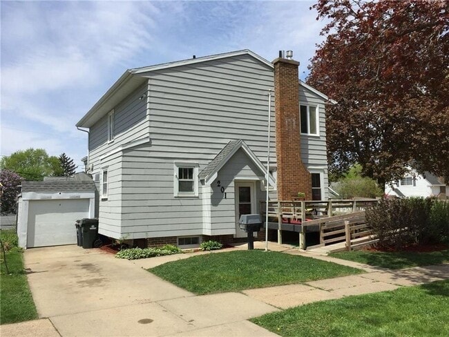 Building Photo - NE Side 2 Story, Huge Bedrooms, 2 bath, un...