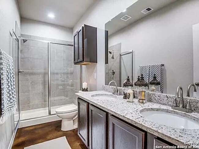 Building Photo - Beautiful Duplex in Seguin!