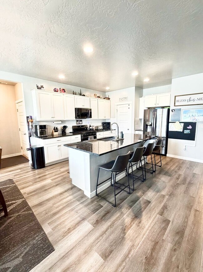 Building Photo - Stunning Nampa Home with RV Parking!