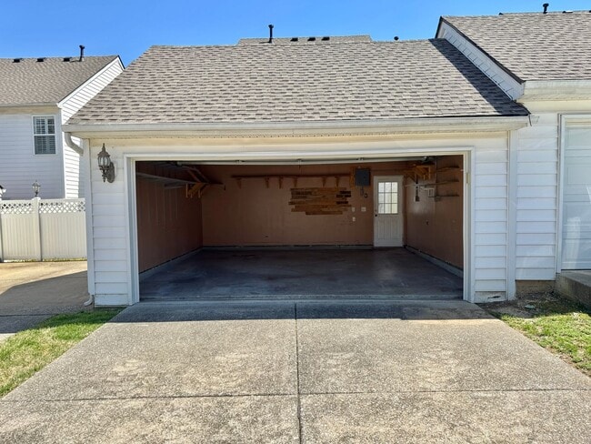 Building Photo - 3 Bed, 2.5 Bath Townhome w/ 2 Car Garage