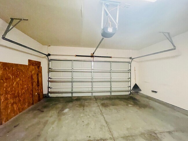 Building Photo - BRAND NEW FLOORING & FRESH PAINT - 3 Bedroom/2.5 Bath Townhome with garage in Wild Wing!