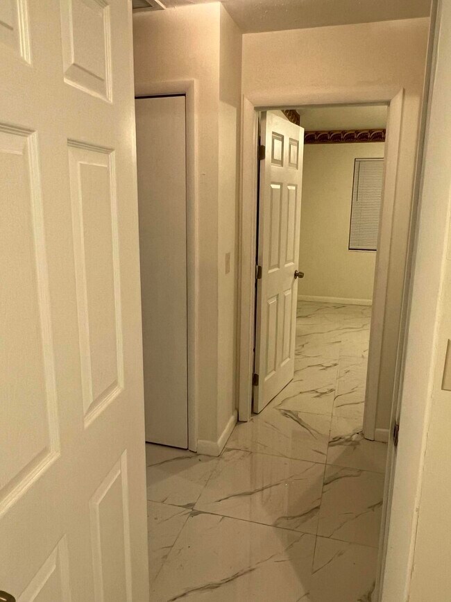 Building Photo - 911 S B St