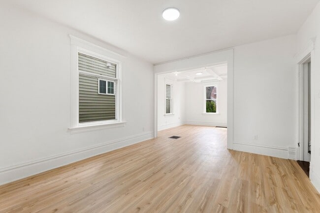 Building Photo - New Listing! 3 Bedroom House!