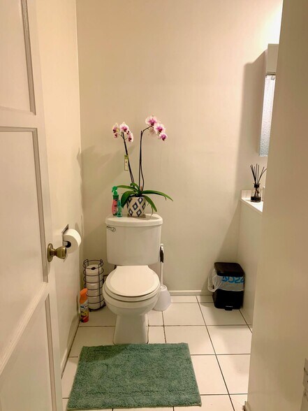 Tiled bath. Tub. - 1227 Crescent Dr