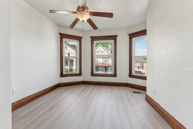 Building Photo - 411 S 7th St