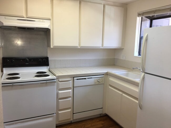 Building Photo - MOVE IN SPECIAL: Point Loma/OB Town Home with Views!