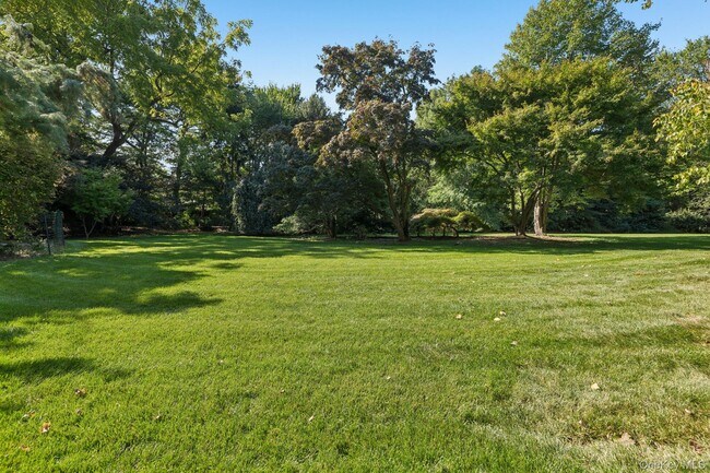 Building Photo - 18 Heights Rd