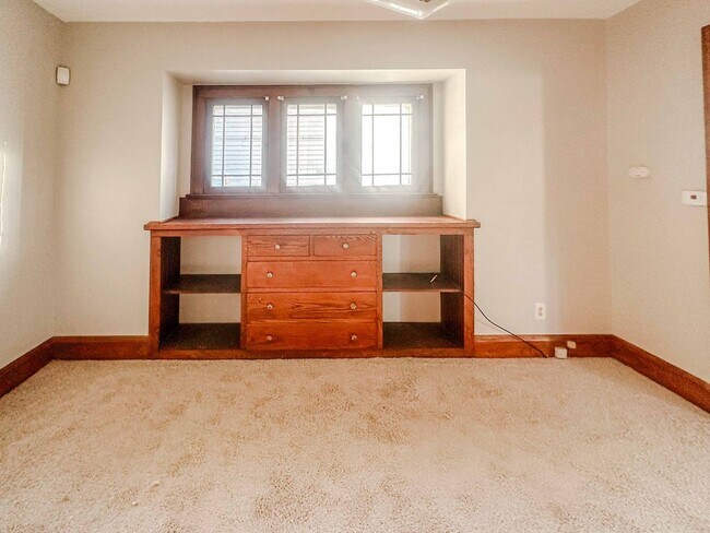 Building Photo - Very well maintained three bedroom house with tons of storage and two car garage