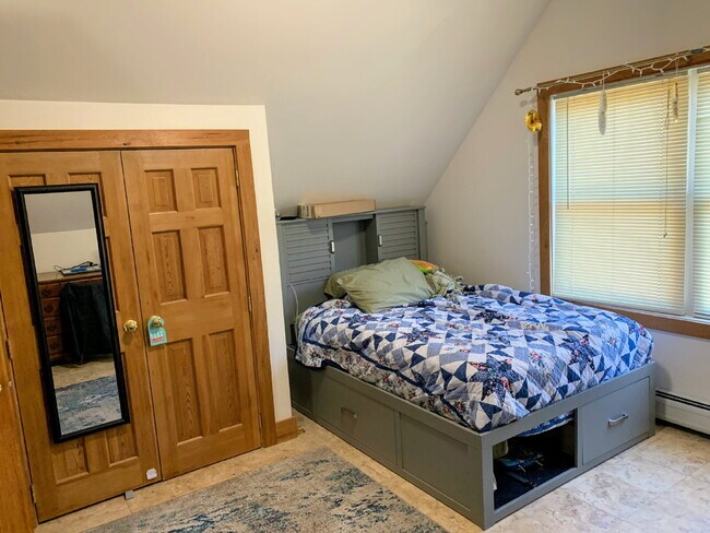 Building Photo - 275 Mast Rd