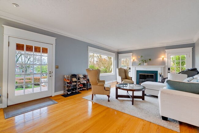 Building Photo - 3321 NE Peerless Pl