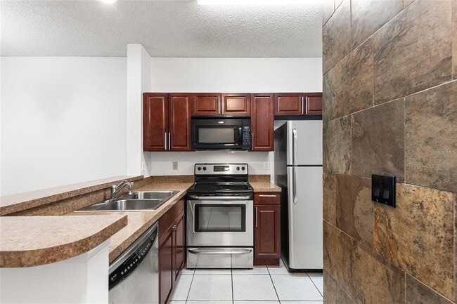 Building Photo - 10028 Strafford Oak Ct