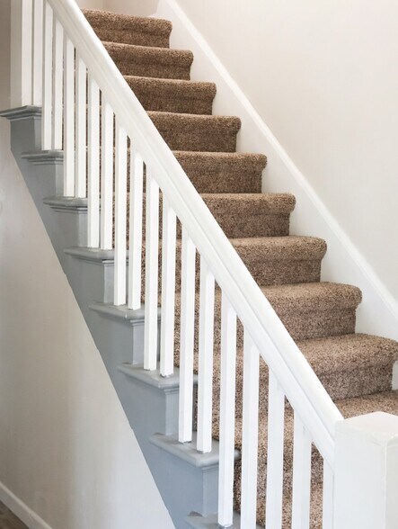 Building Photo - 305 S Van Buren St