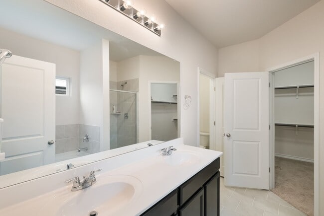 Building Photo - Private Cul-de-Sac Living with Spacious Backyard