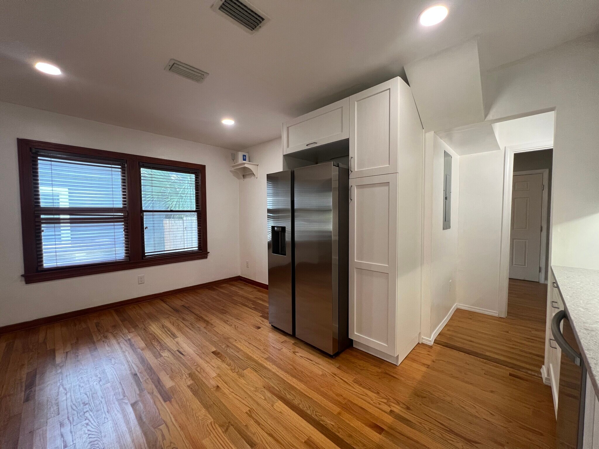 New Samsung Refrigerator/Freezer with Water & Ice Dispenser - 3880 Walsh St