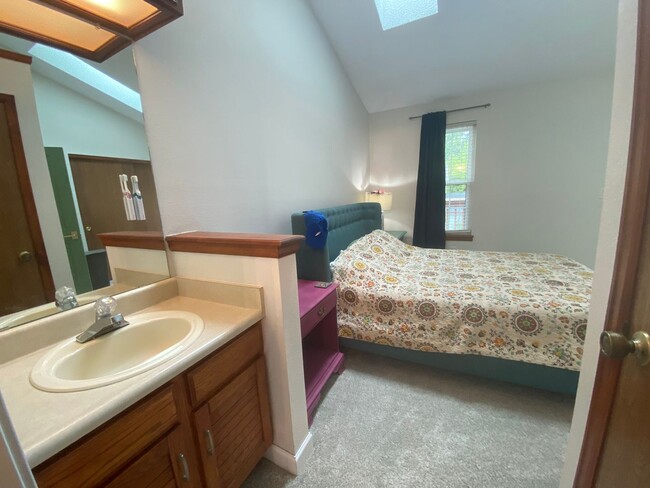 Building Photo - Cozy 2B/2B Remodeled Town Home Just Minute...
