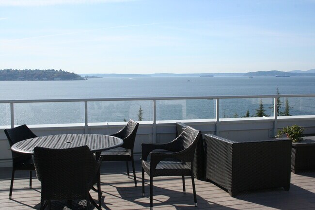 Building Photo - 3028 Western Ave