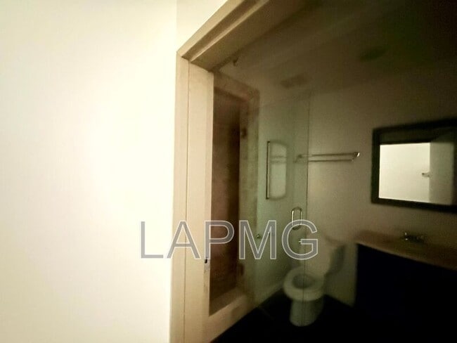 Building Photo - 1734 N Main St