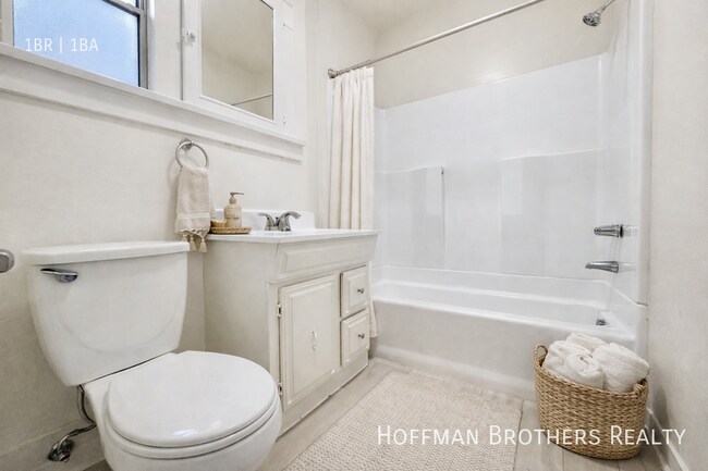 Building Photo - 1123 E Appleton St