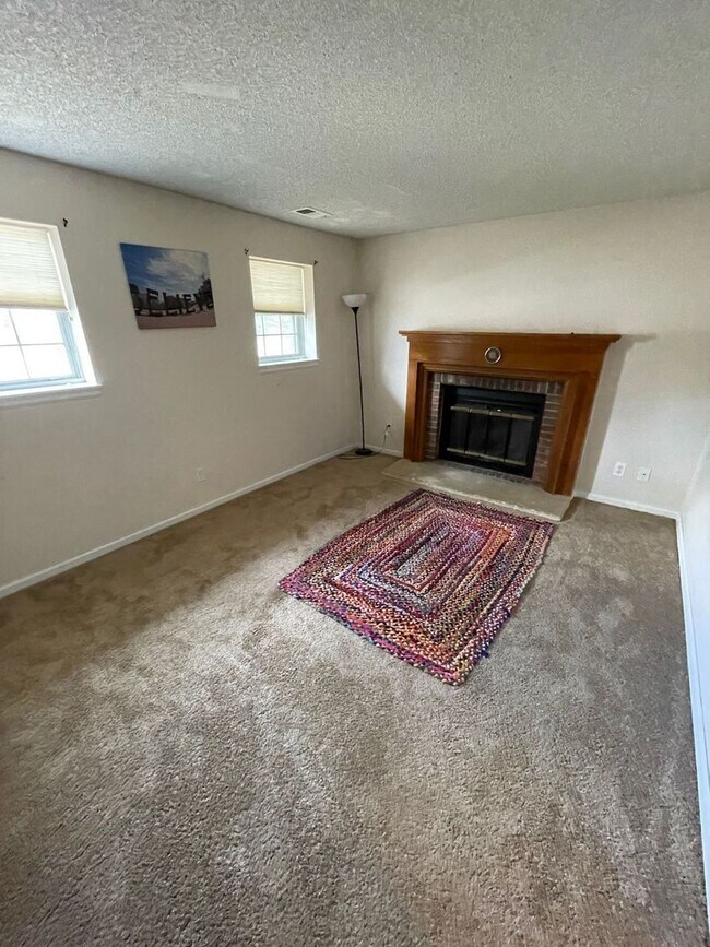 Building Photo - Beautiful Split Level Home in Waneka Lake ...
