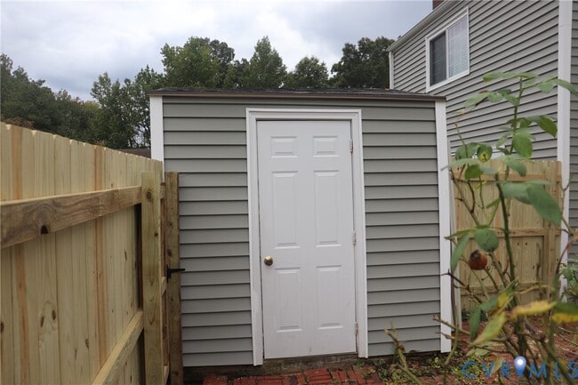 Building Photo - 8102 Clovertree Ct