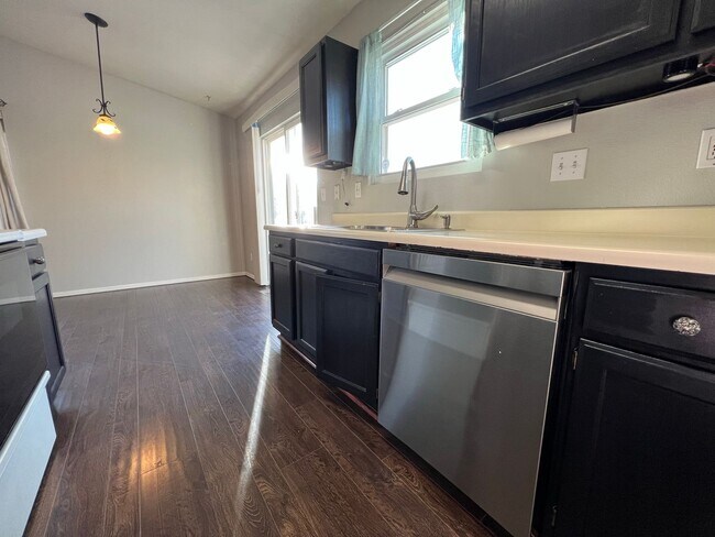 Building Photo - Lovely Ranch, Pikes Peak Views from Expans...
