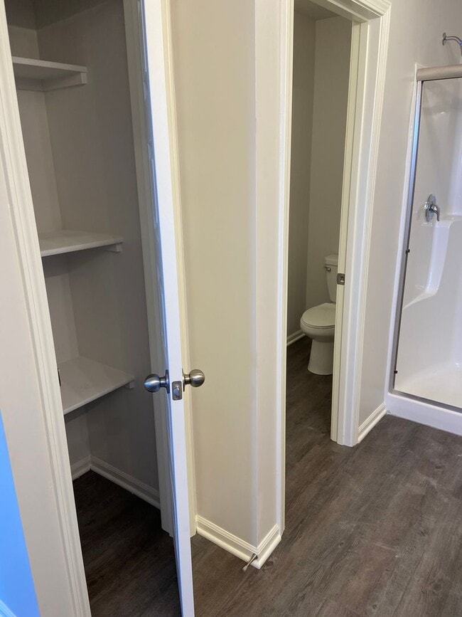 Building Photo - Now Preleasing! Comfortable Three Bedroom | Two and a Half Bath Home in Oak Woods