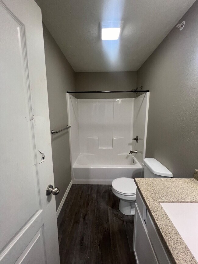 Building Photo - Cute town house with lawncare included!