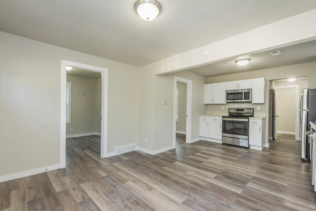 Building Photo - Wonderful 2 bedroom home with garage