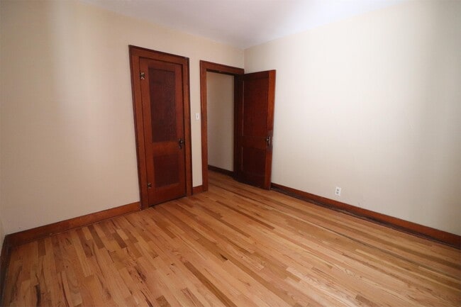 Building Photo - 407 Vassar Dr SE