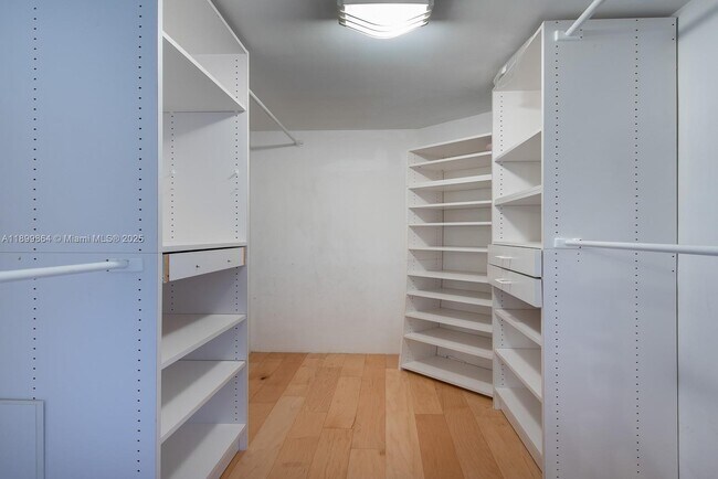 Building Photo - 1900 Sunset Harbour Dr