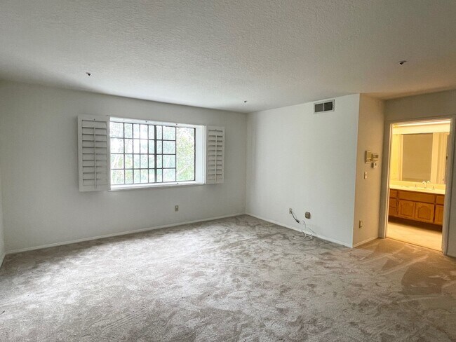 Building Photo - Stunning West Hills Executive Home