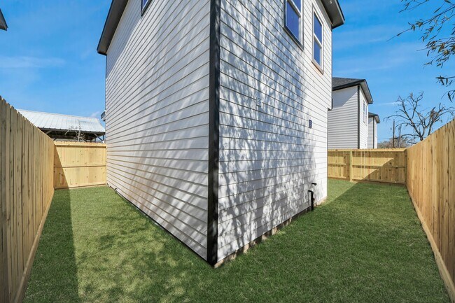 Building Photo - 8025 Peachtree St