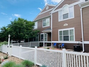 Building Photo - Beautiful 2 bed, 2 bath condo with 1 car garage and easy access to I-25