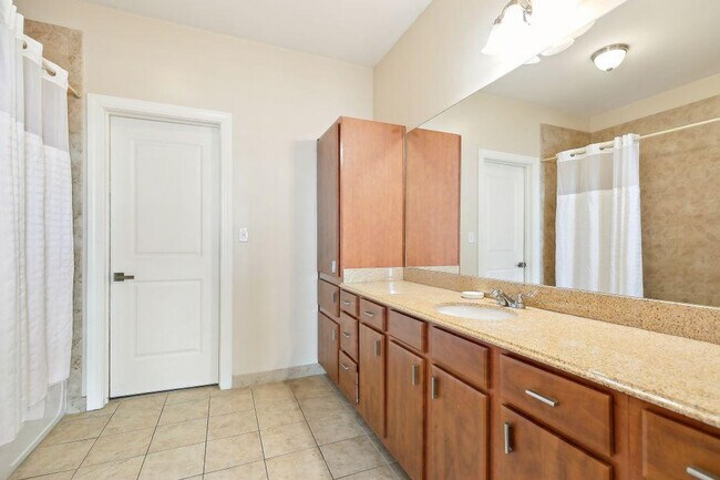 Building Photo - 925 Common St