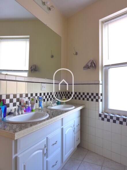 Building Photo - 187 Strathmore Rd