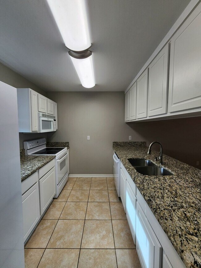 Building Photo - 2/2 Home in Lakeview Villas!
