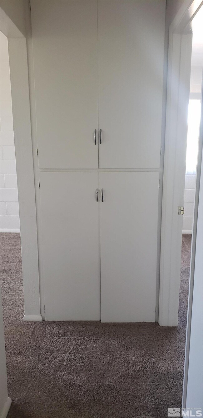 Building Photo - 565 Roberts St